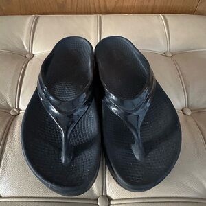 OOFOS Women's Black Sandals